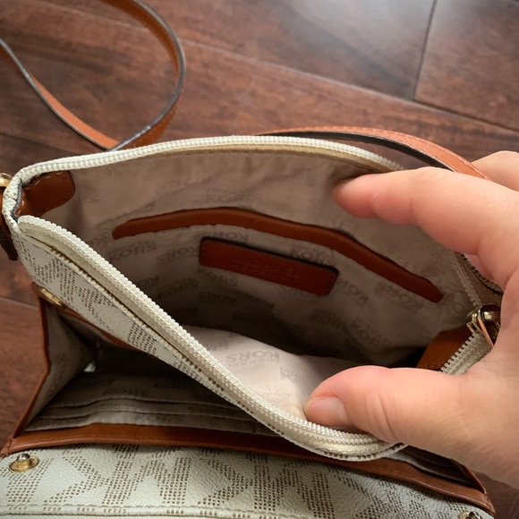 MK Cream Leather Crossbody Bag - Picture 4 of 8